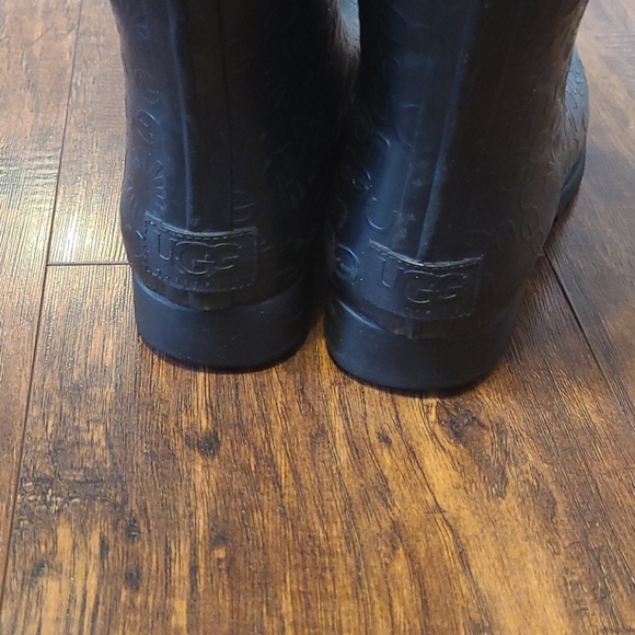 UGG Wilshire Logo rainboots!❤ - Picture 7 of 7